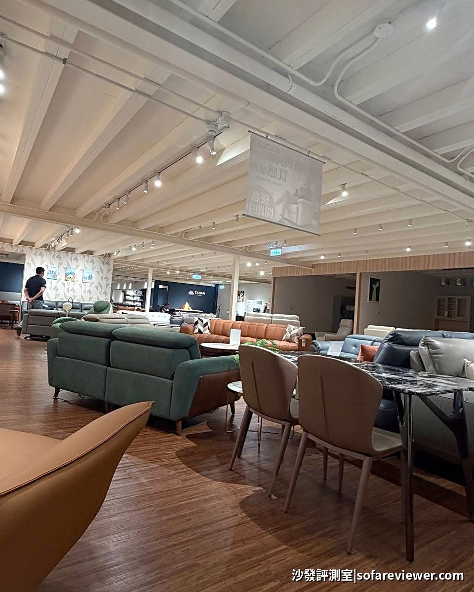 大漢家具新莊旗艦店展間一景,數十座沙發展示