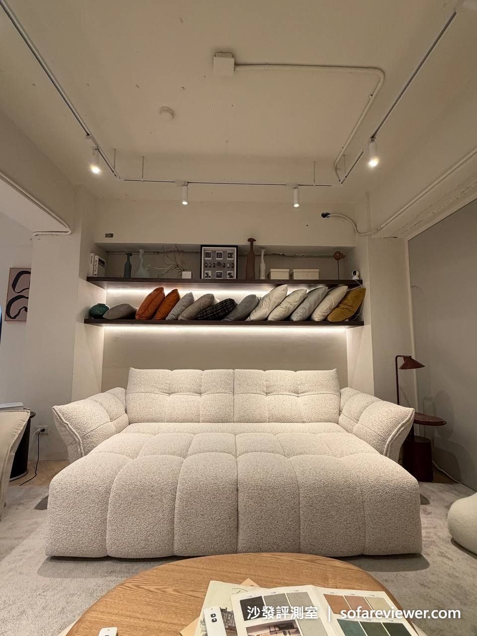 材質牆展示多種貓抓布與皮革，質感是本店亮點（用料 4.0）