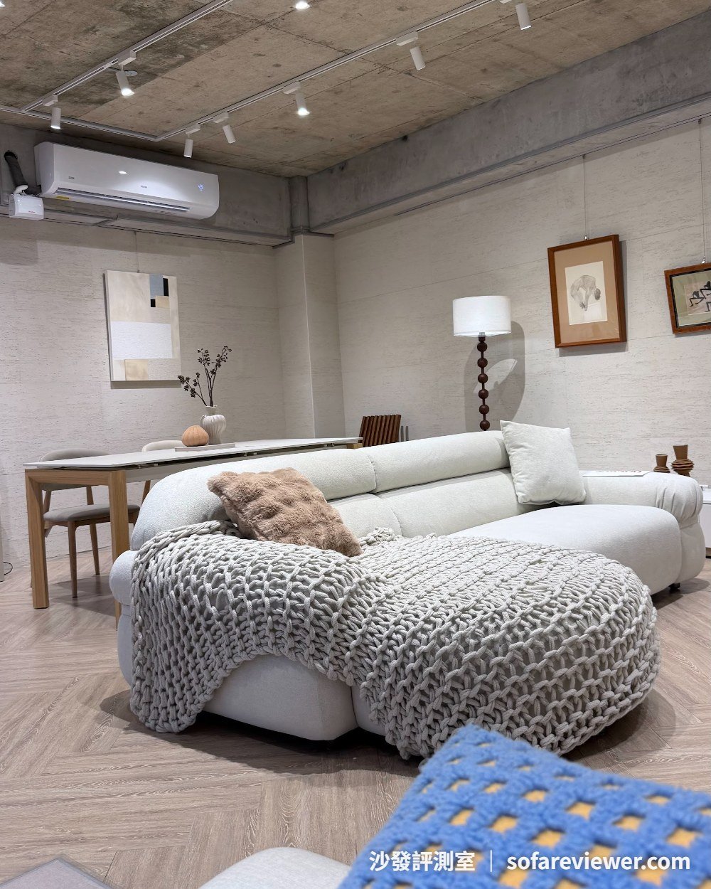 in2 home 土城館弧形布沙發展示