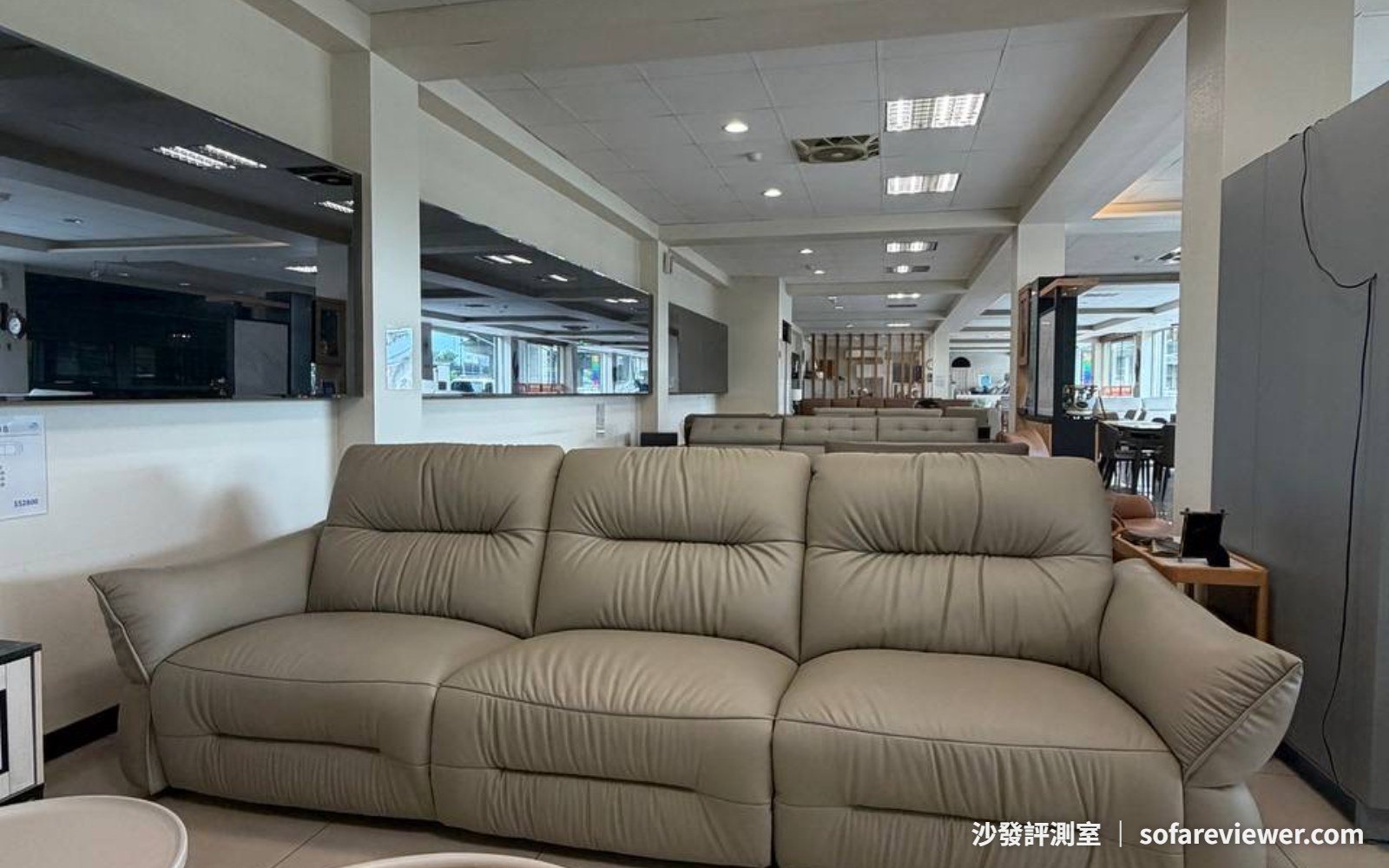 康庭傢俱五股店展場:索菲尼電動沙發與傳統沙發