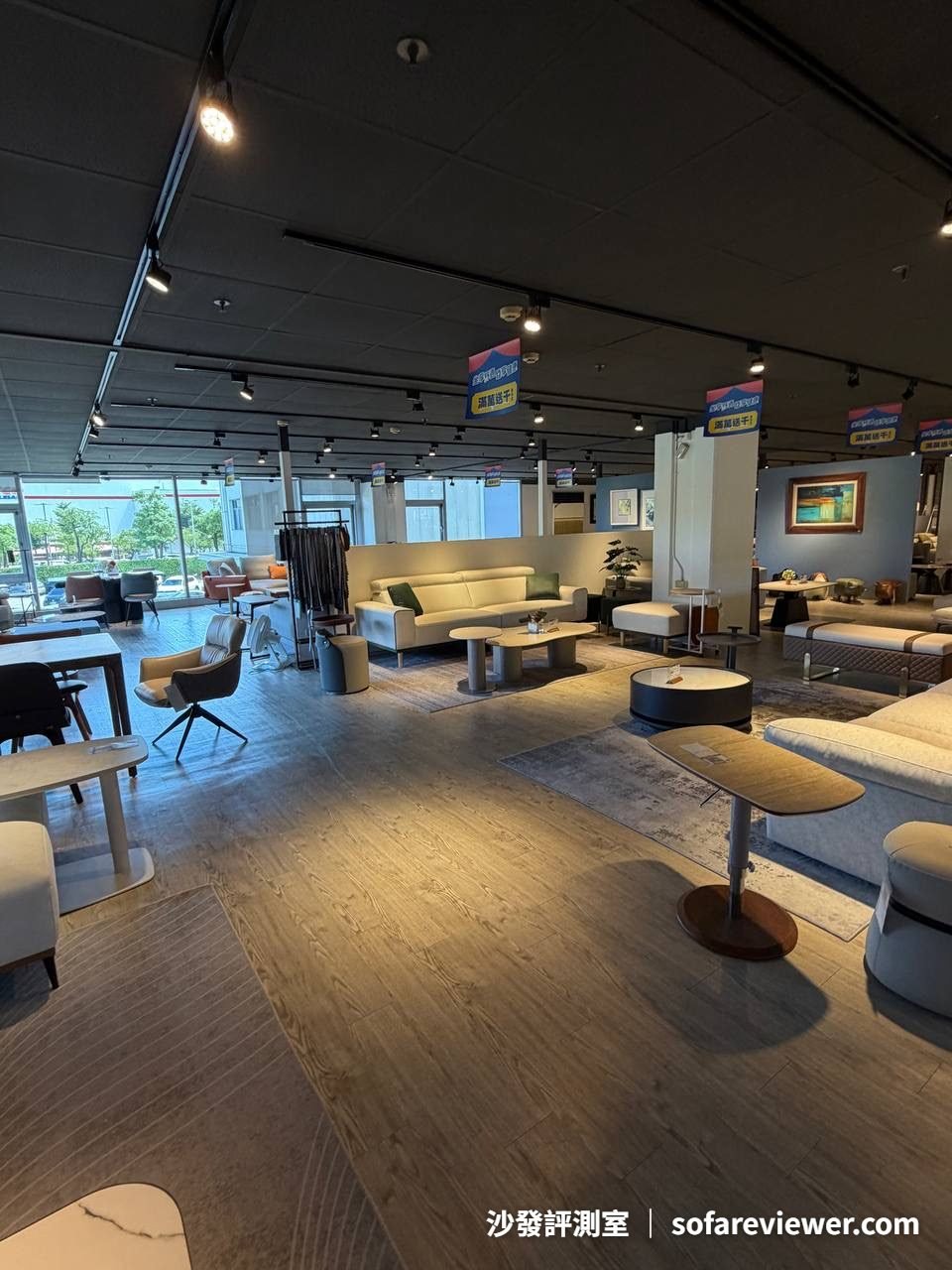 沙發大師內湖店挑高賣場全景