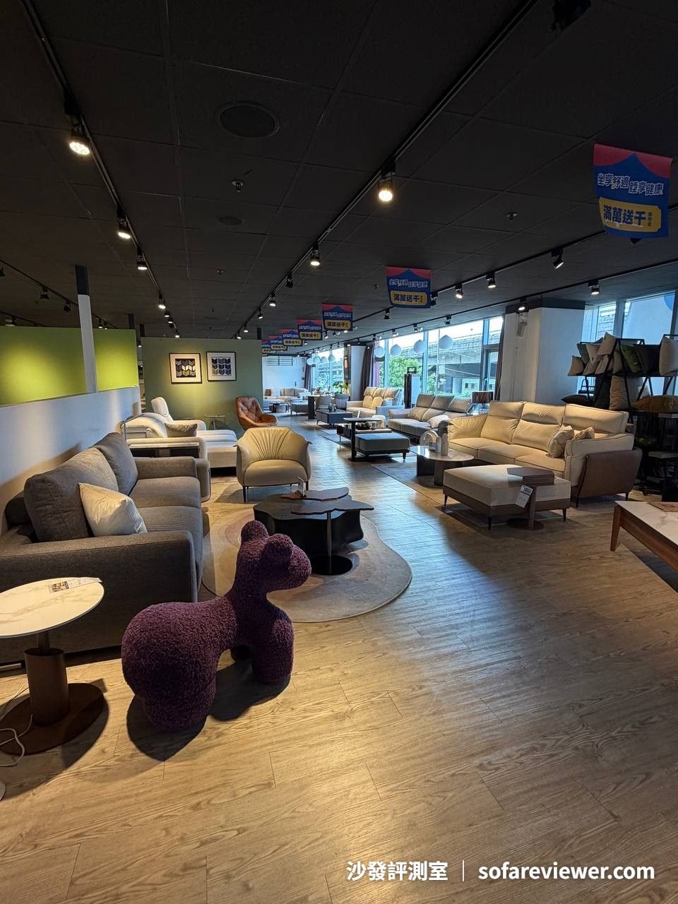 沙發大師內湖店沙發展示區