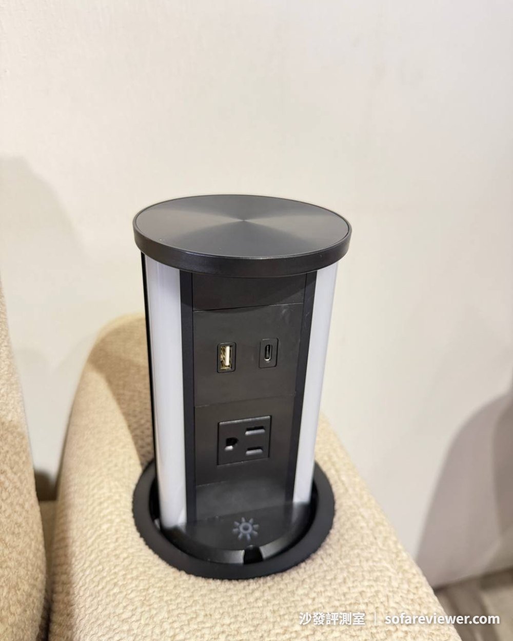 墨爾家居充電塔:燈光、插座與無線充電做在同一根柱子