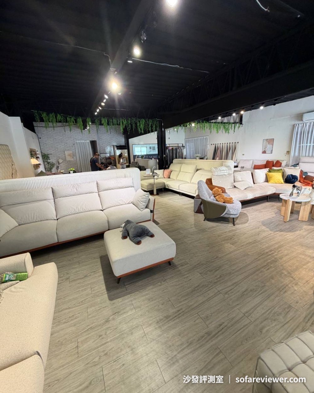 墨爾家居樹林門市展場:12 座沙發、綠植垂掛的一樓展間