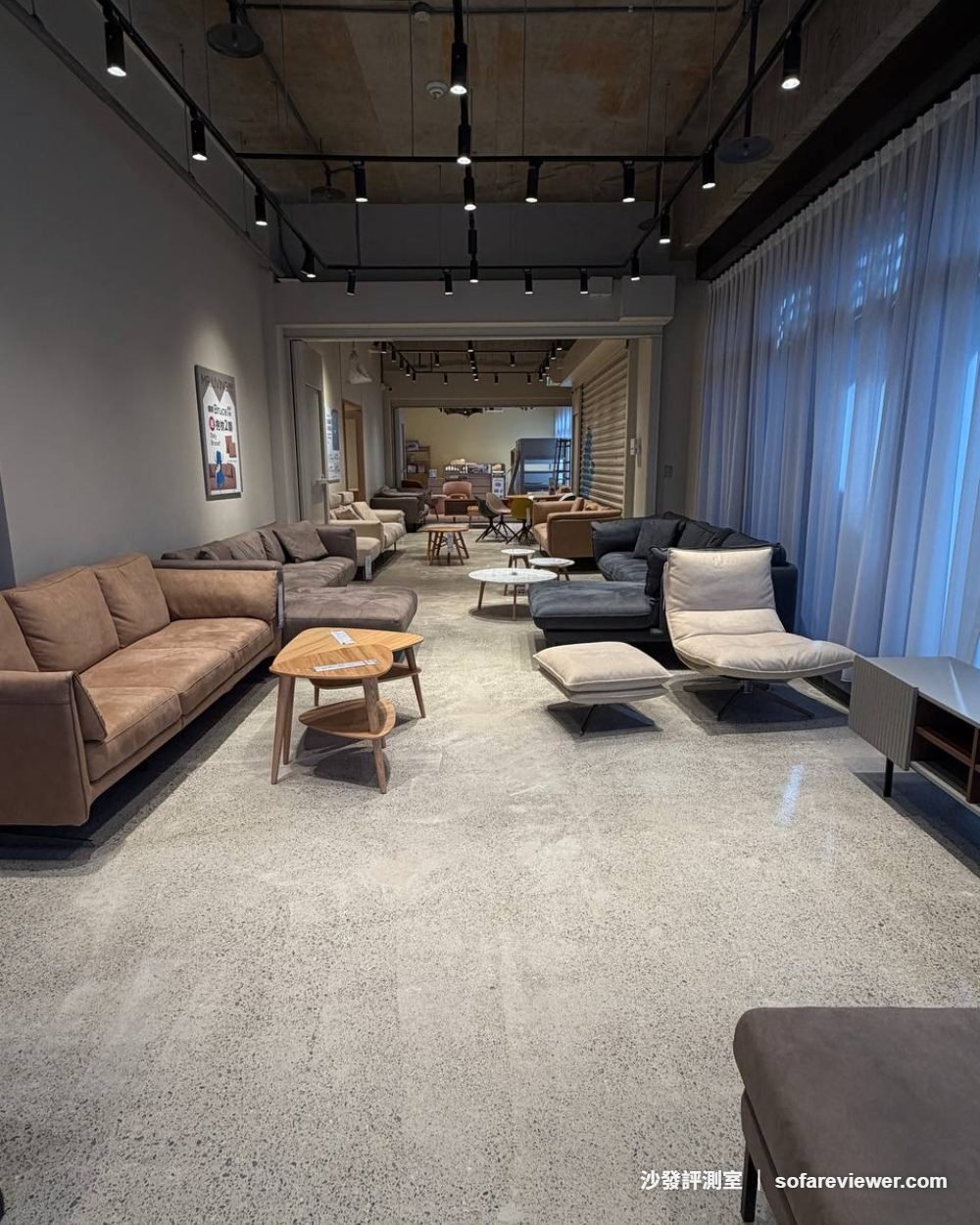 居家先生 2 樓展間一景,皮沙發與布沙發混合陳列
