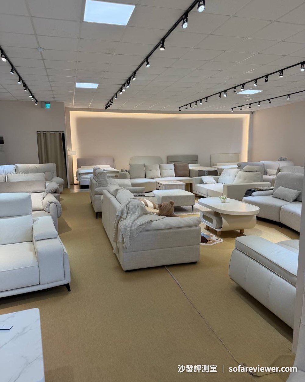 暖嶼家居展場另一角:白色電動沙發與模組款