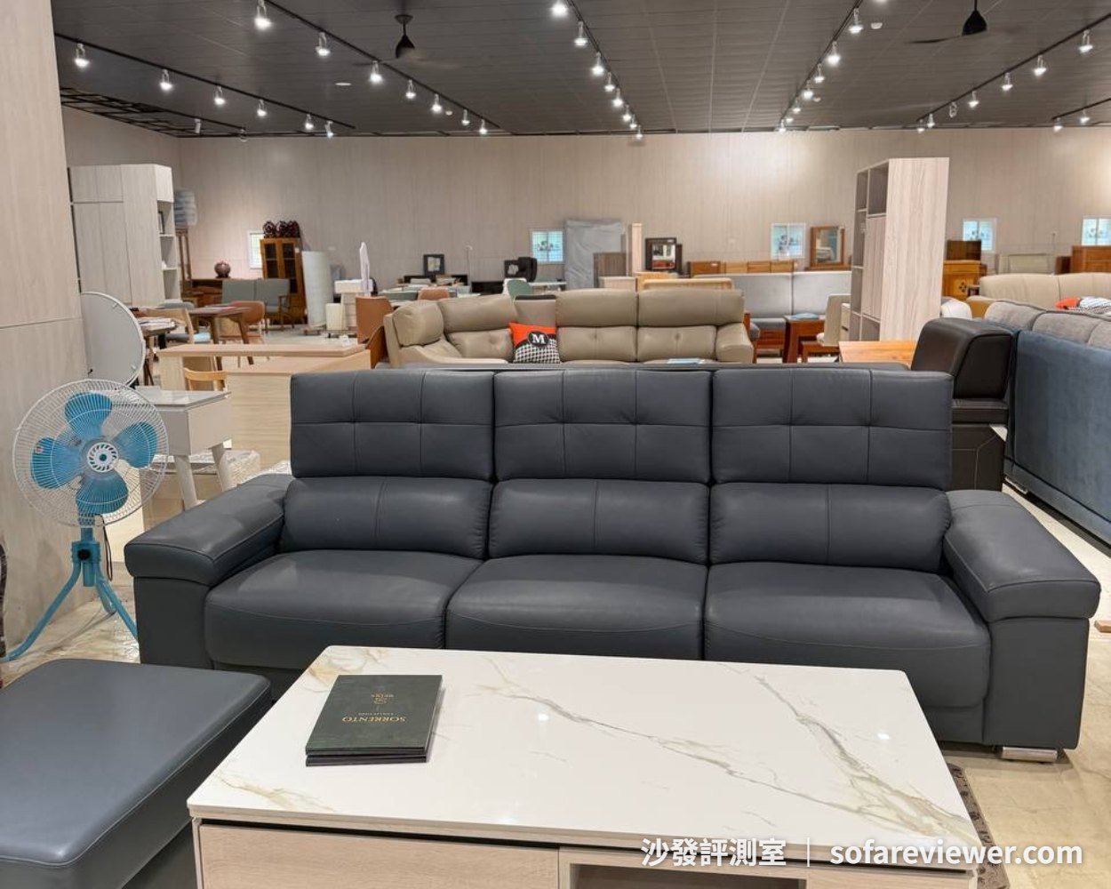 協富沙發工廠灰色 L 型與大茶几展示