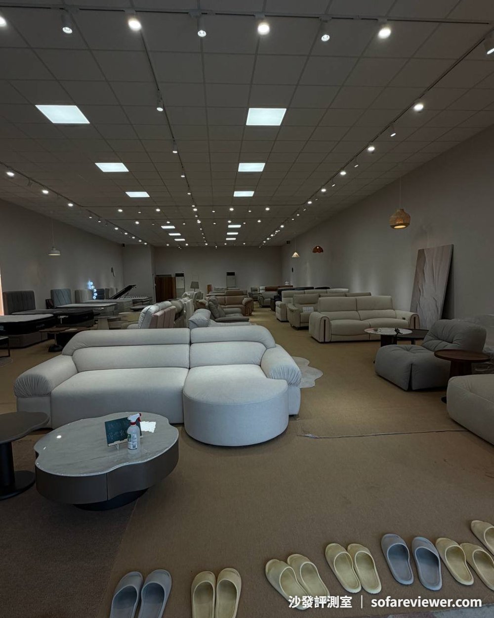 舒格登樹林總店展場全景:23 座電動沙發與試坐拖鞋