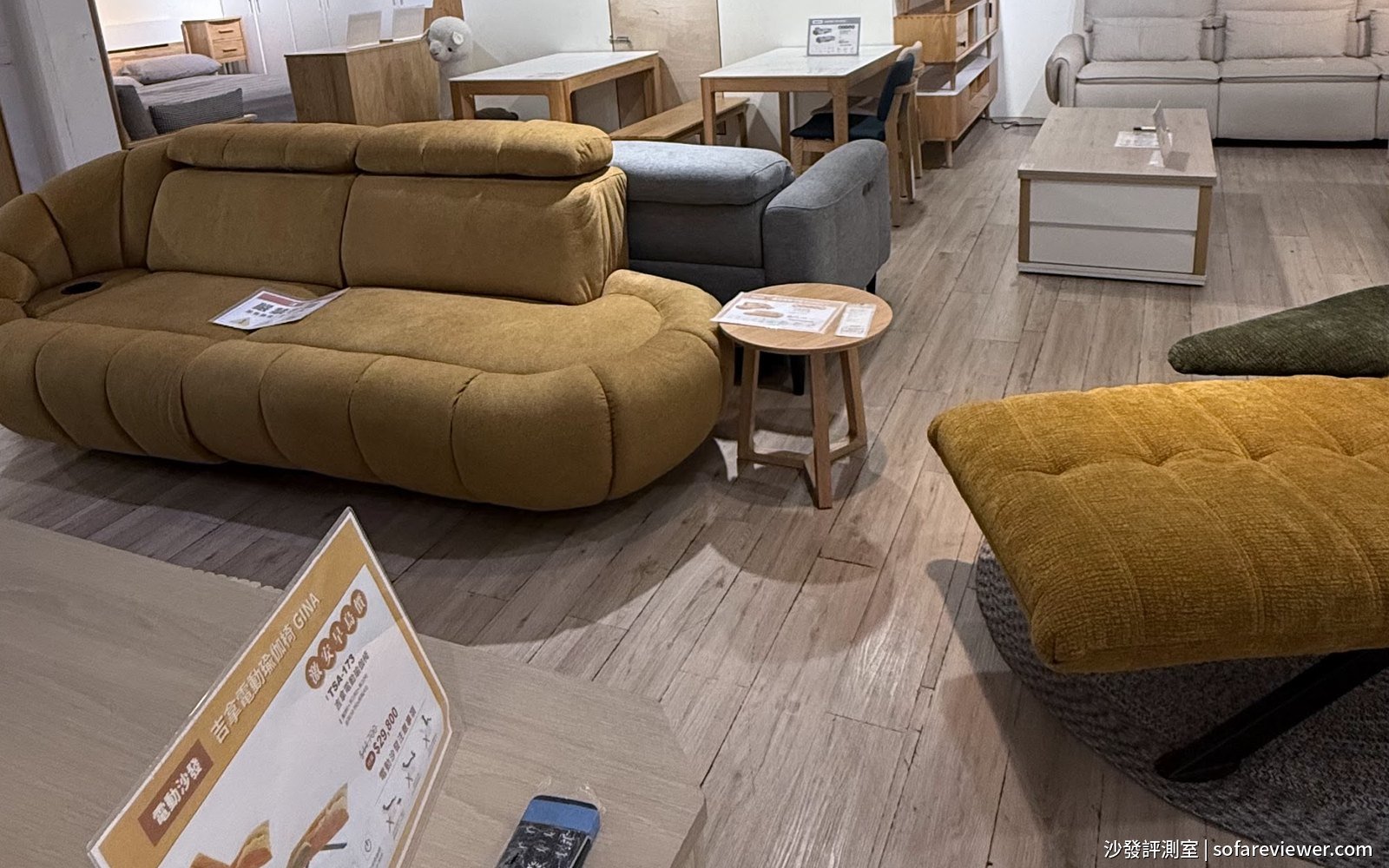 橙家居桃園富國店展場:芥末黃電動沙發與淺色電動沙發區