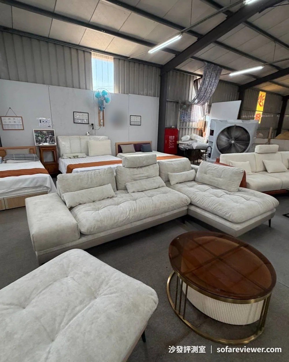 坐好沙發樹林工廠二樓展場:11 座沙發、鐵皮屋頂