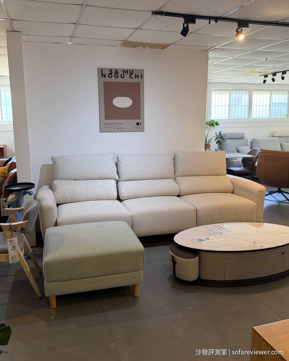 品歐家具展場:米白布沙發搭配腳凳與圓茶几